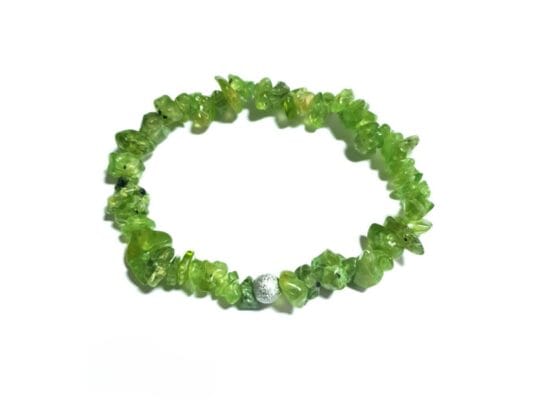 Bratara din Peridot (Olivina/Crisolit), insirata pe elastic, bila spartura slefuita de aprox. 5-7 mm. Marime M- aprox. 18 cm.