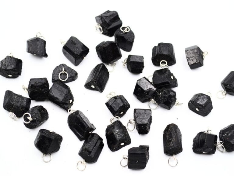 Pandant Turmalina Neagra Cristal Brut, forma cristal natural de aprox. 1-1.5 cm si accesori metalice (nu contin Nichel).