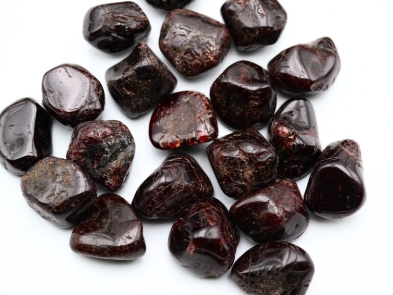 Piatra din Granat Rosu Almandin, forma slefuita freeform.