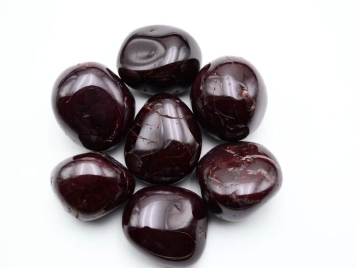 Piatra din Granat Rosu Almandin, forma slefuita freeform.