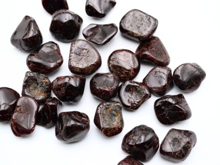Piatra din Granat Rosu Almandin, forma slefuita freeform.