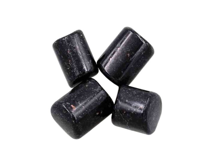 Piatra Rulata (slefuita) Nuumit este o piatră rară care provine din Groenlanda și India și este cunoscută pentru energia sa profundă de vindecare și transformare.