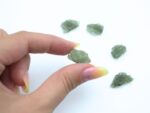 Cristal din Moldavit, forma bruta freeform de aprox. 2x1 cm, provenienta Besednice, Cehia.