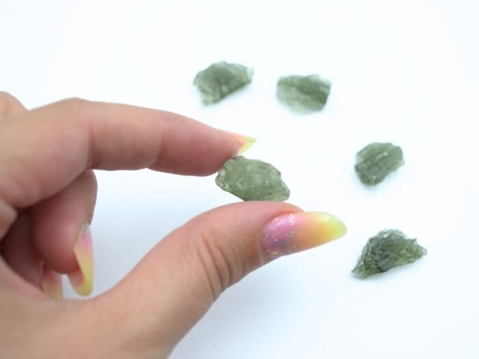 Cristal din Moldavit, forma bruta freeform de aprox. 2x1 cm, provenienta Besednice, Cehia.