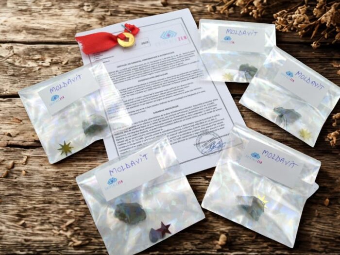 Cristal din Moldavit, forma bruta freeform de aprox. 2x1 cm, provenienta Besednice, Cehia.