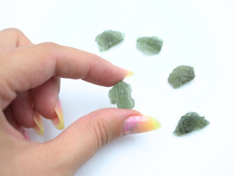 Cristal din Moldavit, forma bruta freeform de aprox. 2x1 cm, provenienta Besednice, Cehia.