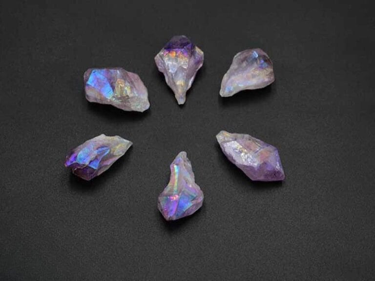 Varf din Ametist Aura, de aprox, 2 cm. Ametist Aura este un Ametist natural electroplacat cu ioni de Cobalt.