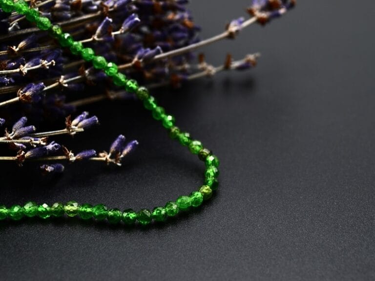 Bratara din Crom Diopsid, forma bila fatetata de 0.2 mm, insirata pe elastic.