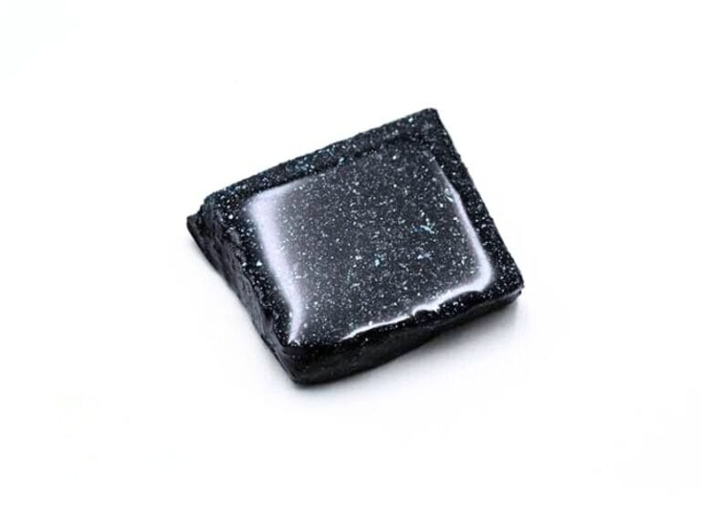 Piatra din Hematit Microcristalin, forma bruta slefuita partial de aprox. 3 x 3 cm.