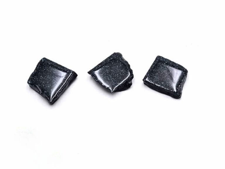 Piatra din Hematit Microcristalin, forma bruta slefuita partial de aprox. 3 x 3 cm.
