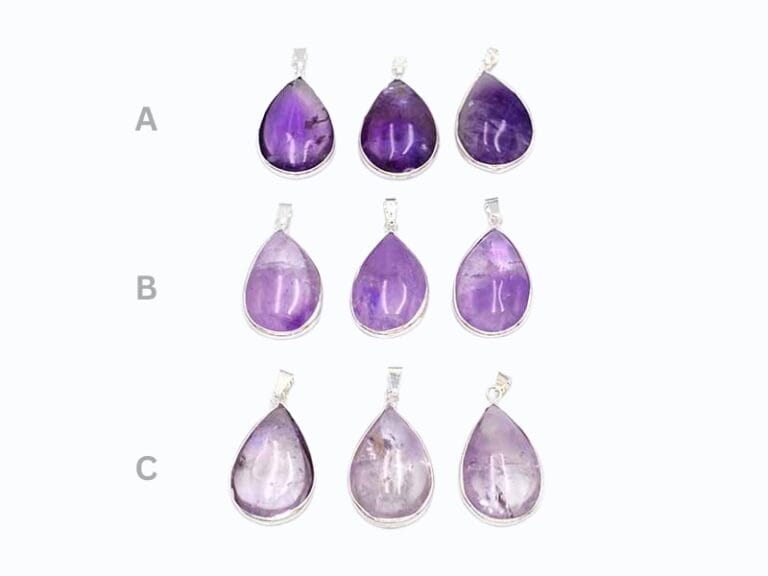 Pandant din Ametist, forma de cabochon lacrima de aprox. 3 x 2 cm si accesorii metalice, provenienta India.