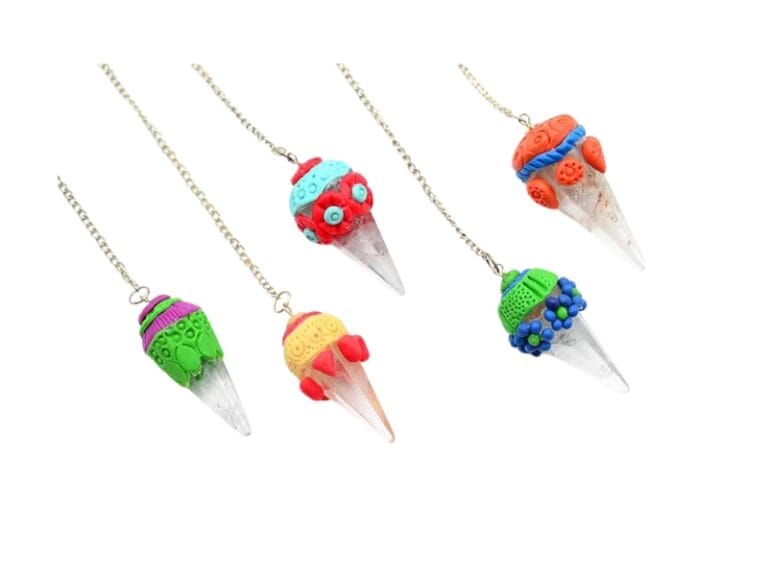 Pendul din Cuart (Cristal de Stanca), forma varf fatetat de aprox. 4 x 2 cm cu lant.