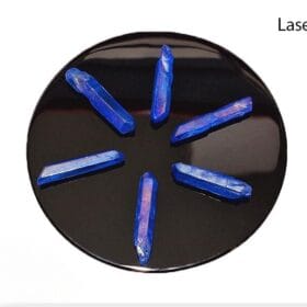 Cuart Azur Aura Laser este un cristal creat prin acoperirea cuartului cu un strat subțire de aur și alte metale, creând o nuanță de albastru vibrantă și irizații aurii.