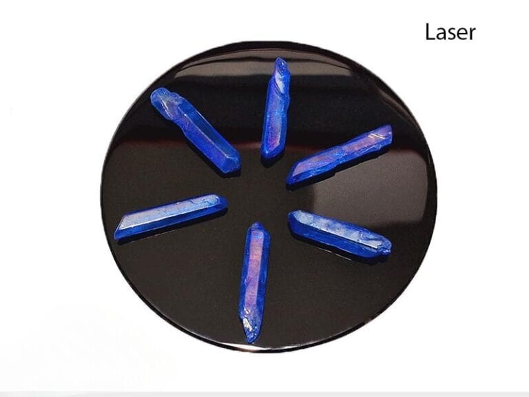 Cuart Azur Aura Laser este un cristal creat prin acoperirea cuartului cu un strat subțire de aur și alte metale, creând o nuanță de albastru vibrantă și irizații aurii.