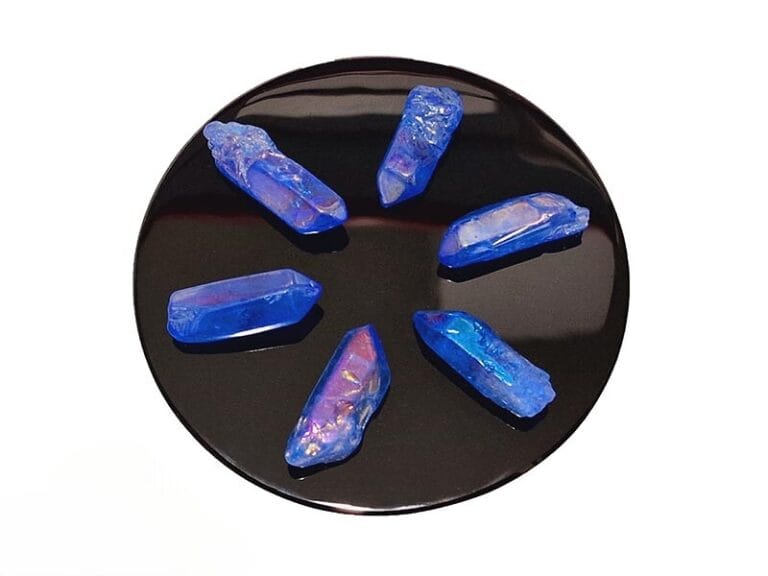 Cuart Azur Aura Varf Brut este un cristal creat prin acoperirea cuartului cu un strat subțire de aur și alte metale, creând o nuanță de albastru vibrantă și irizații aurii.