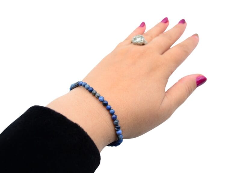 Bratara din Dumortierit, forma bila slefuita de 4 mm, insirata pe elastic.