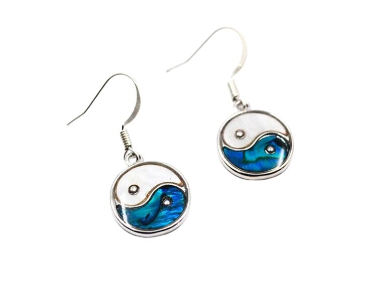 Cercei atarnatori cu Scoica Pawa si Sidef, forma rotunda de 1,5 cm (Yin-Yang) si accesorii metalice. Lungime cercei: 3 cm.