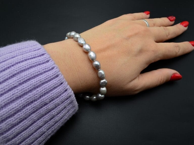 Bratara Perle de Cultura de Apa Dulce Culoare Argintie, forma ovala freeform (neuniforma) de aprox.10 mm, insirata pe elastic.