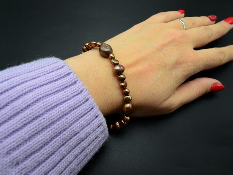 Bratara Perle de Cultura de Apa Dulce Culoare Bronz-Auriu, forma rotund-ovala freeform (neuniforma), insirata pe elastic intercalat perle de aprox. 5 mm cu perle de aprox. 10 mm.