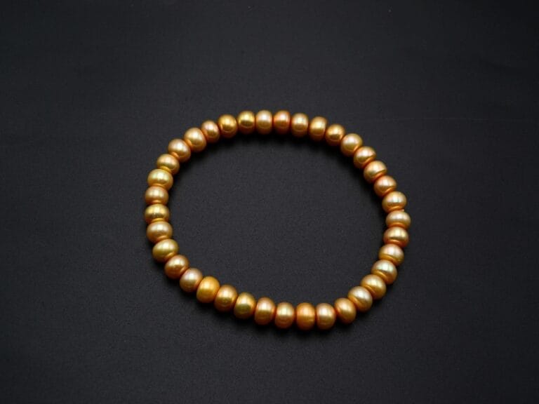 Bratara Perle de Cultura de Apa Dulce Culoare Galben-Auriu, forma rotunjita usor aplatizata de aprox. 5 mm, insirata pe elastic.