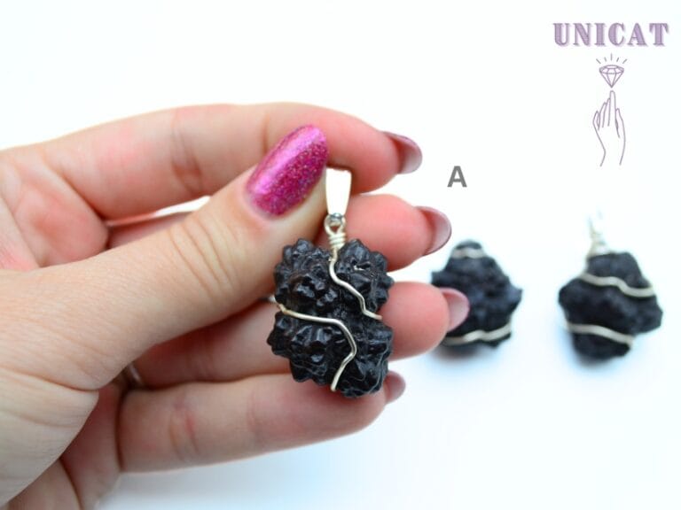 Pandant din Piatra Profetului, forma cristal natural brut si accesorii metalice (nu contin Nichel). Pandant Unicat, lucrat manual cu sarma de cupru suflata cu argint.