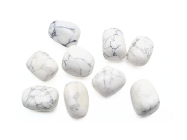 Piatra din Howlit (Hawlit) Alb, forma freeform slefuita de aprox. 2-2.5 cm.