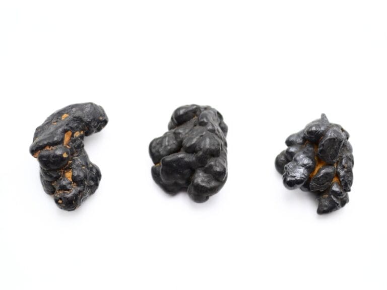 Piatra de Psilomelan, forma cristal brut de aprox. 2.5 x 2 cm.