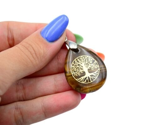 Pandant din Ochi de Tigru, forma cabochon lacrima de aprox. 3 x 2.5 cm cu simbolul Copacul Vietii din Alama si accesorii metalice (nu contin Nichel).
