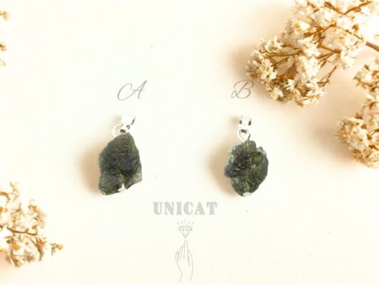 Pandantiv Argintat Unicat lucrat manual cu Moldavit, forma cristal natural de aprox. 1,5 cm.