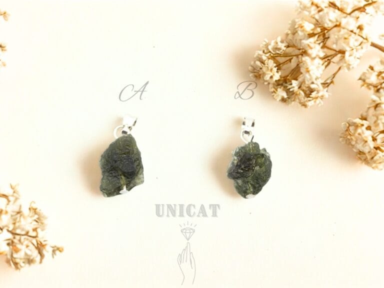 Pandantiv Argintat Unicat lucrat manual cu Moldavit, forma cristal natural de aprox. 1,5 cm.