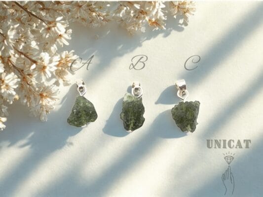 Pandantiv Argintat Unicat lucrat manual cu Moldavit, forma cristal natural de aprox. 1-1.5 cm.