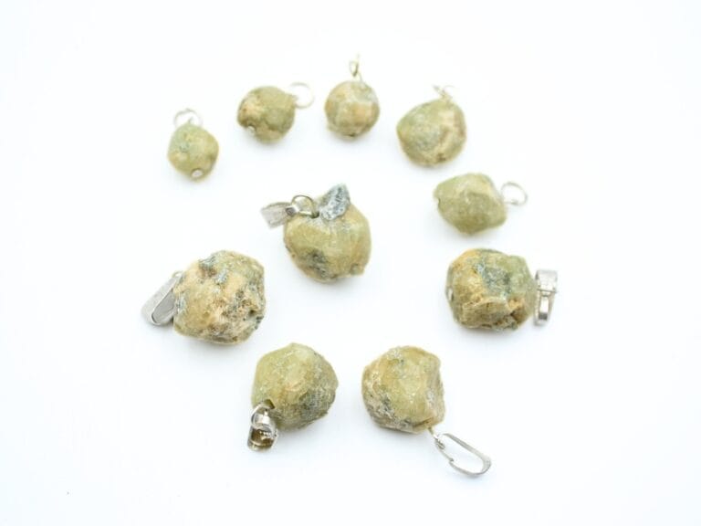 Pandant din Granat Verde Grossular, forma cristal natural brut de aprox. 1- 2 cm cu accesorii metalice (nu contin Nichel).