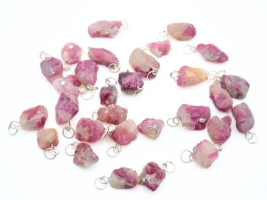 Pandantiv Turmalina Roz in Cuart, forma cristal brut de aprox. 1-1.5 cm si accesorii metalice (nu contin Nichel).