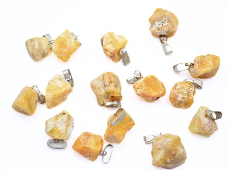 Pandant Opal comun galben, forma freeform bruta de aprox. 1.5-2 cm si accesorii metalice (nu contin Nichel).