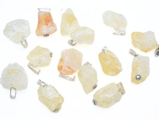 Pandant din Citrin, forma bruta de aprox. 2.5 - 3 cm si accesorii metalice (nu contin Nichel).