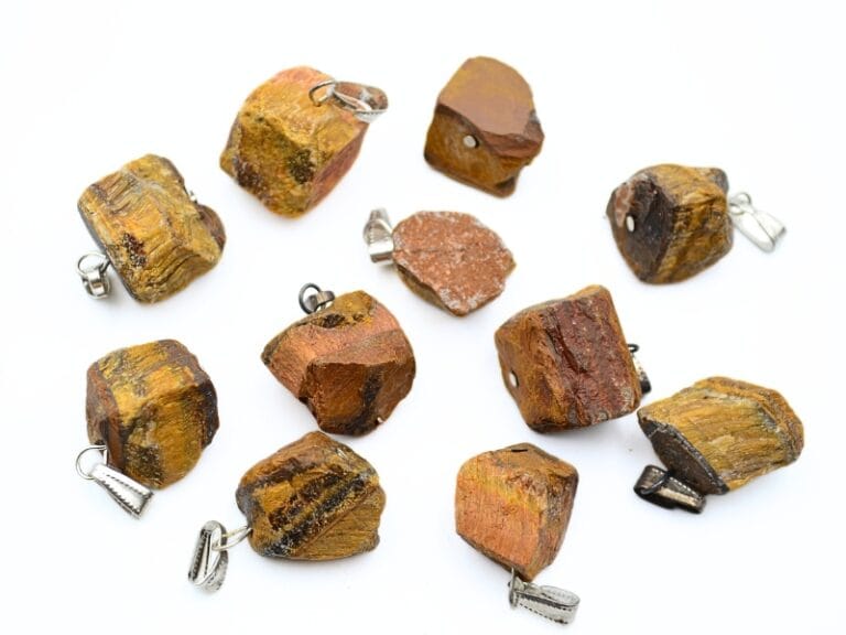 Pandant din Ochi de Tigru, forma bruta de aprox. 1.5 - 2 cm si accesorii metalice (nu contin Nichel).