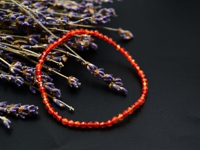 Bratara Preciouss Carneol (Cornalina sau Agat Rosu), forma bila microfatetata de aprox. 2 mm, insirata pe elastic. Marime bratara M- aprox. 18 cm