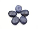Pandant din Corindon albastru (Safir) cu gaura larga pentru a se pune direct pe snur sau lant.