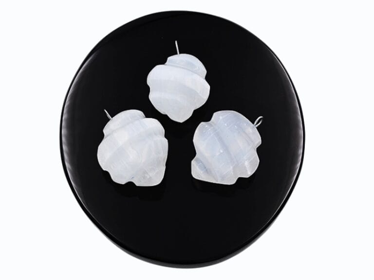 Pandant din Selenit Alb, forma de spirala aplatizata, lucrata manual de aprox. 3 cm si accesoriu metalic (nu contine Nichel).