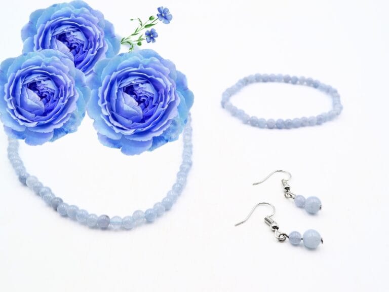 Set din Acvamarin, forma bila slefuita de 4 mm.  Colier cu lungimea aprox. de 45 cm, insirat pe ata si accesorii metalice (nu contin Nichel). Bratara insirata pe elastic, marime M- aprox. 18 cm Cercei din 2 bile slefuite cu lungimea de 3 cm.