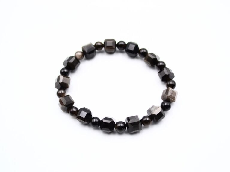 Bratara Cuburi Fatetate din Obsidian Argintiu, bila slefuita de 6 mm intre cuburi fatetate de 10 mm, insirata pe elastic.