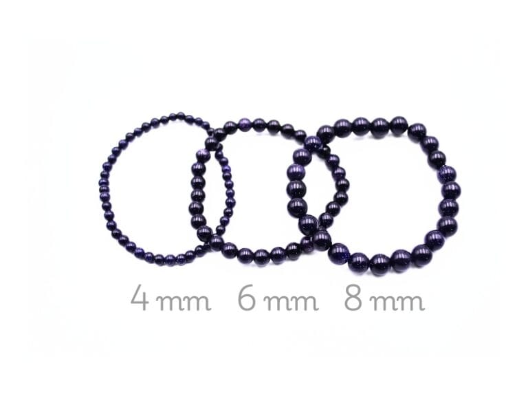 Bratara din Piatra Nisipului Albastra, forma bila slefuita insirata pe elastic.