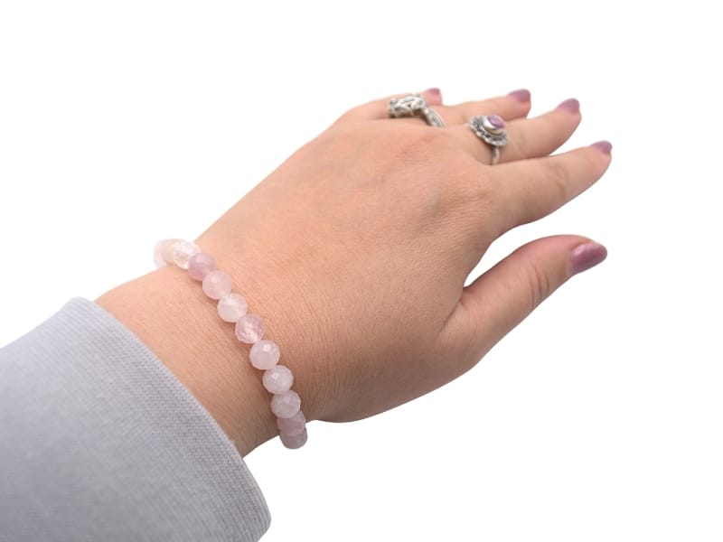 Bratara din Cuart Roz, forma bila fatetata de aprox. 7 mm, insirata pe elastic cu bila argintie nemetalica pentru a masca nodul elasticului.