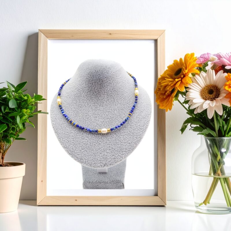 Colier din Lapis Lazuli microfatetat de 3 mm si Perle de Cultura de 5 mm cu accesorii aurii (nu contin Nichel).