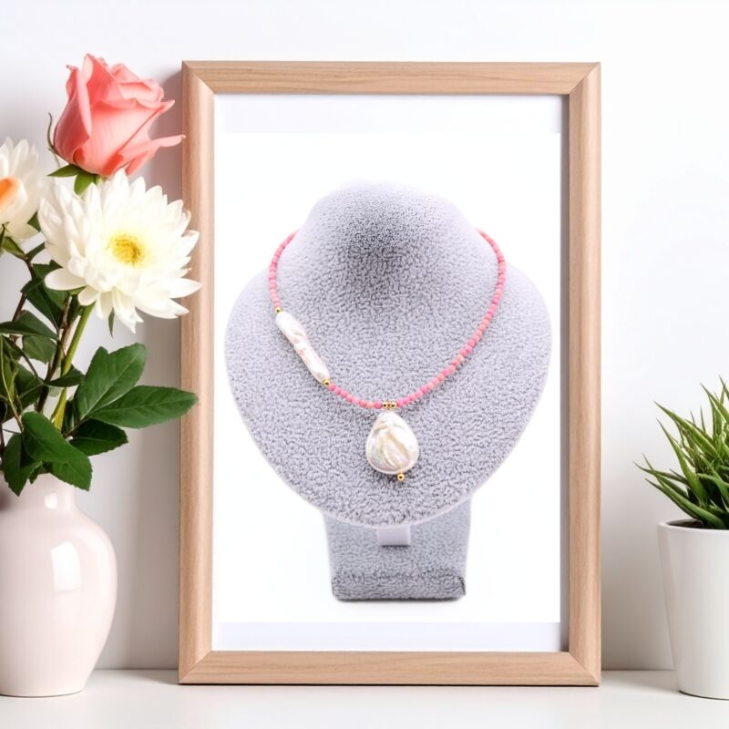 Colier din Opal Roz microfatetat de 2 mm cu Perla Madre (perla mama) de 20-25 mm cu accesorii aurii (nu contin Nichel).